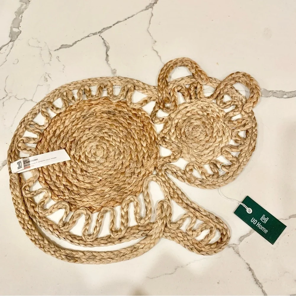 UO Natural Woven Straw Rattan Kitty Cat Trivet Heat Mat Protector